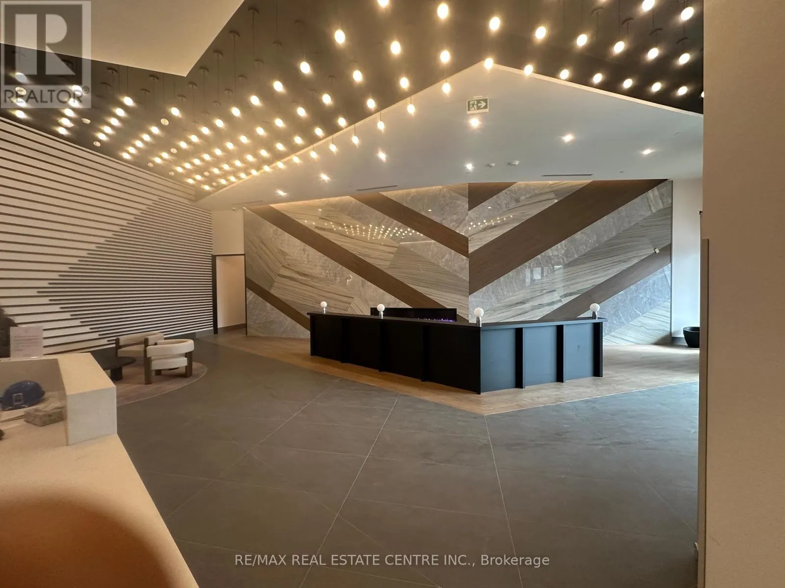 318 - 1037 THE QUEENSWAY