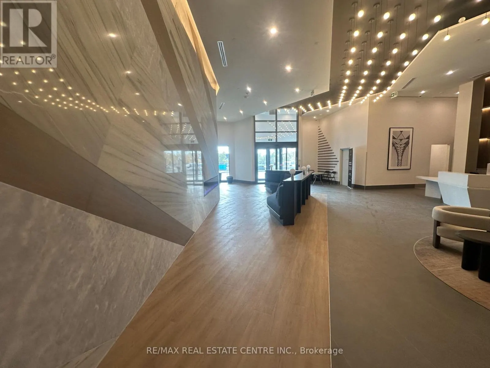 318 - 1037 THE QUEENSWAY