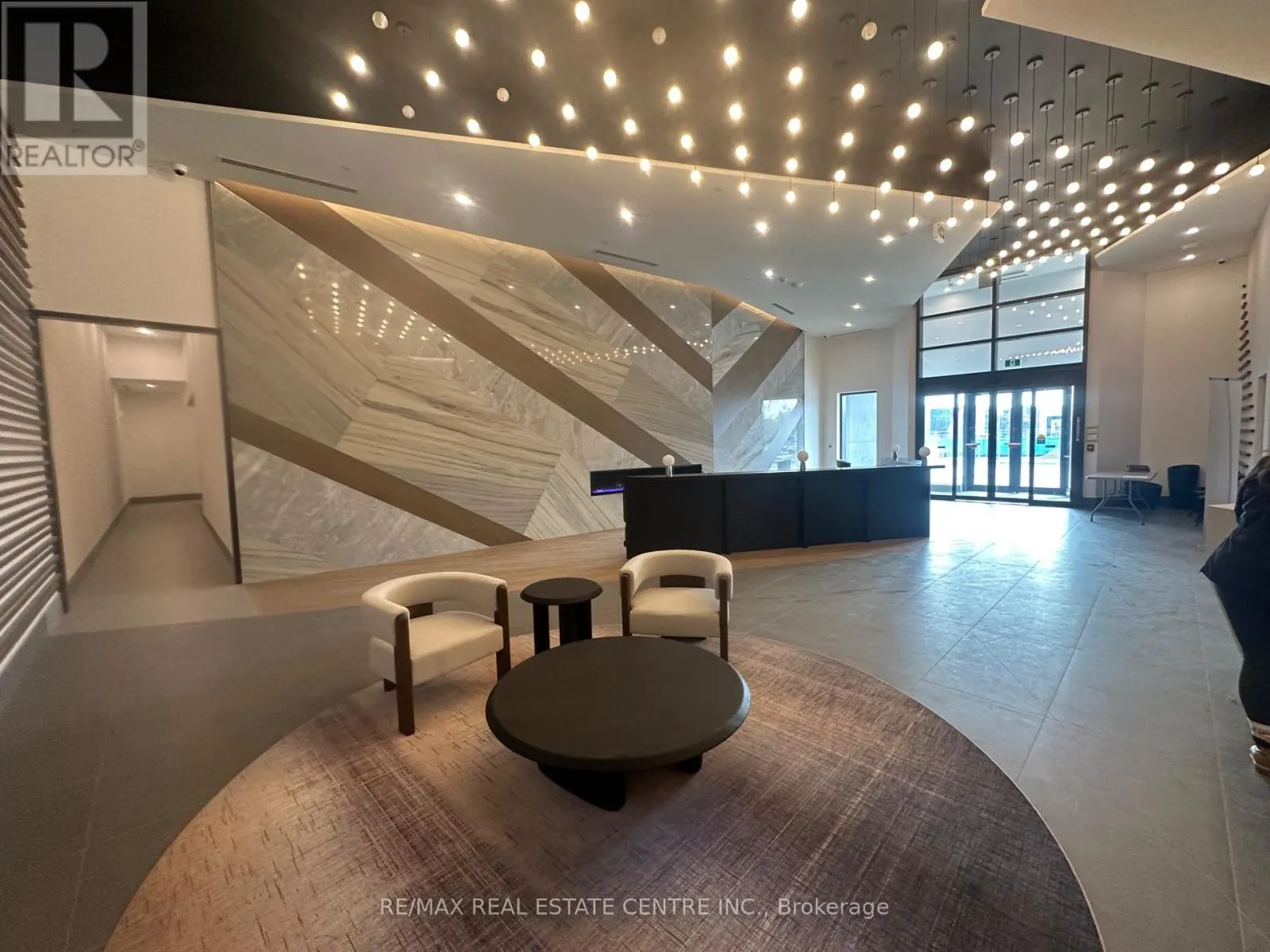 318 - 1037 THE QUEENSWAY