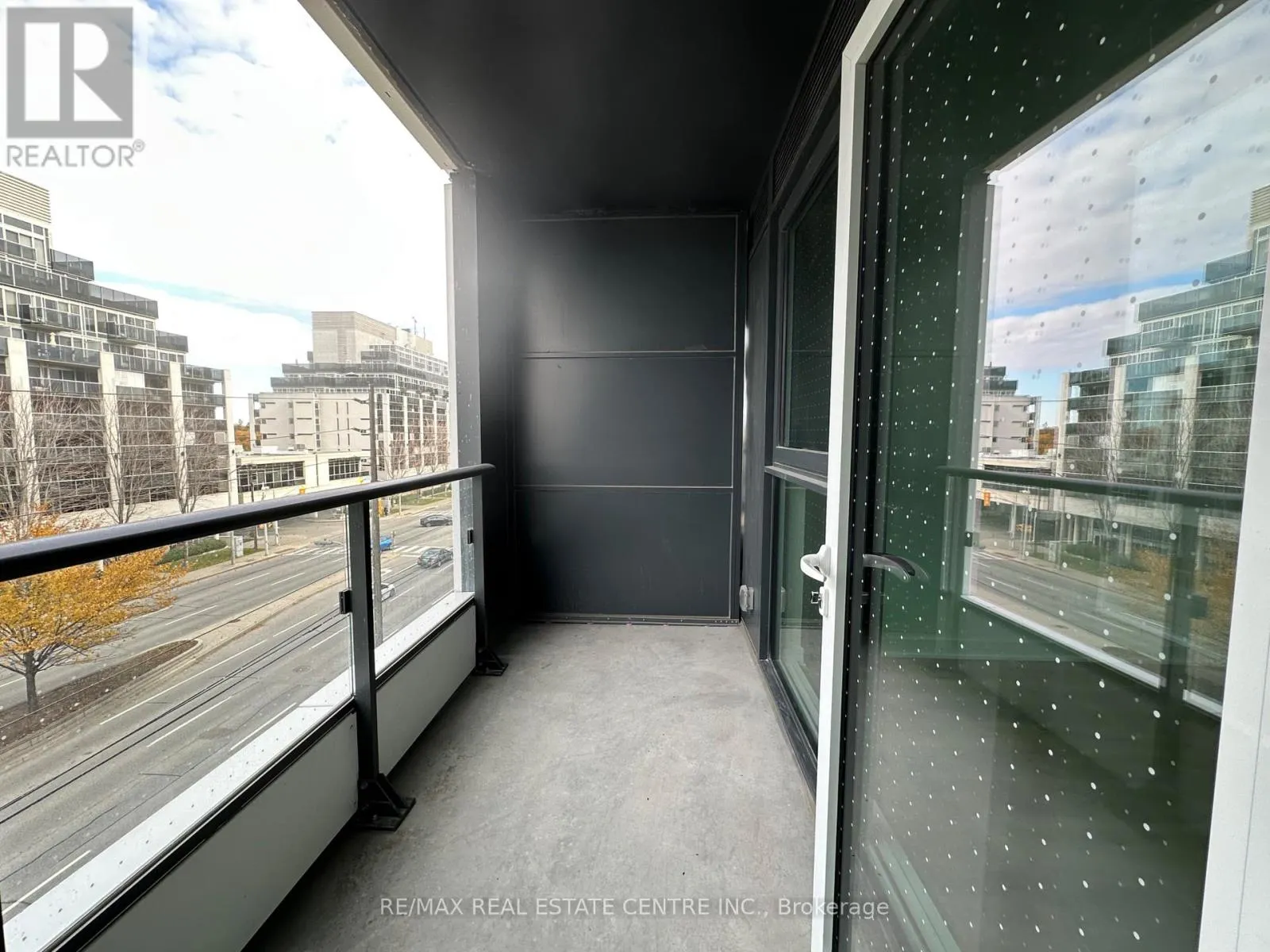 318 - 1037 THE QUEENSWAY