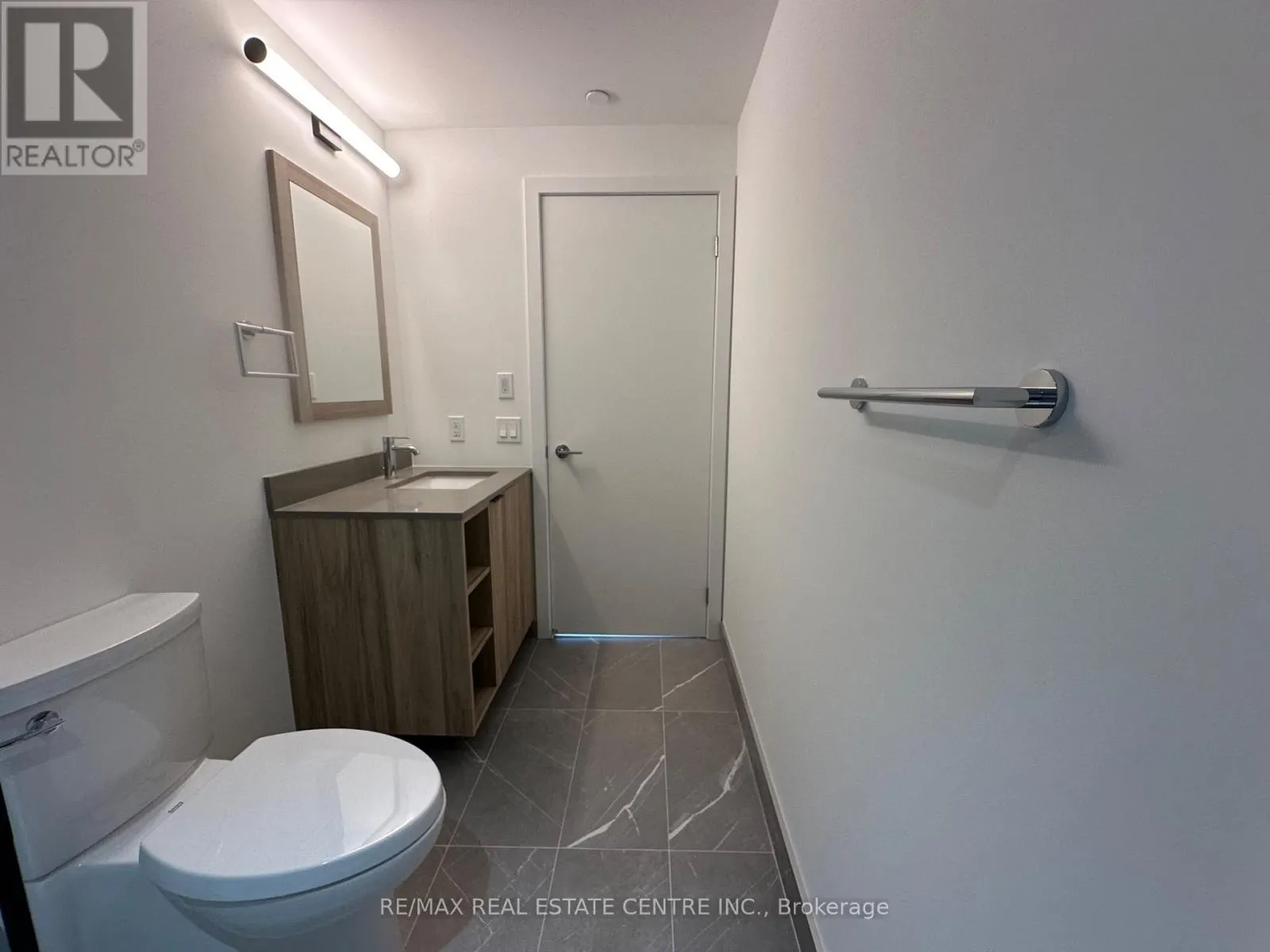 318 - 1037 THE QUEENSWAY