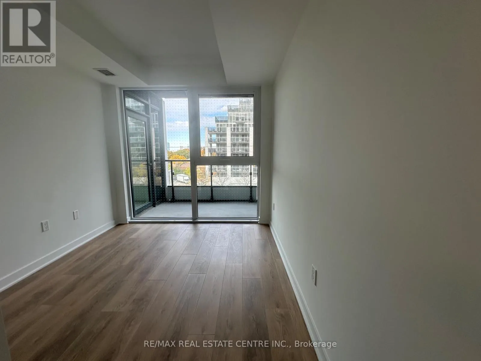 318 - 1037 THE QUEENSWAY