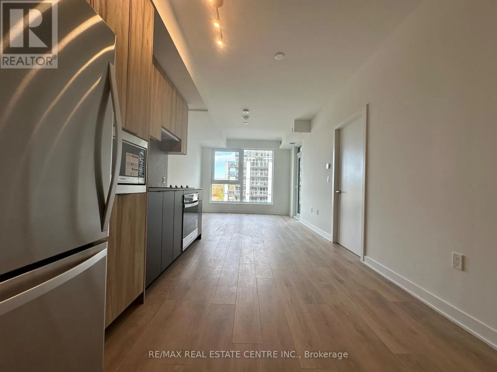 318 - 1037 THE QUEENSWAY