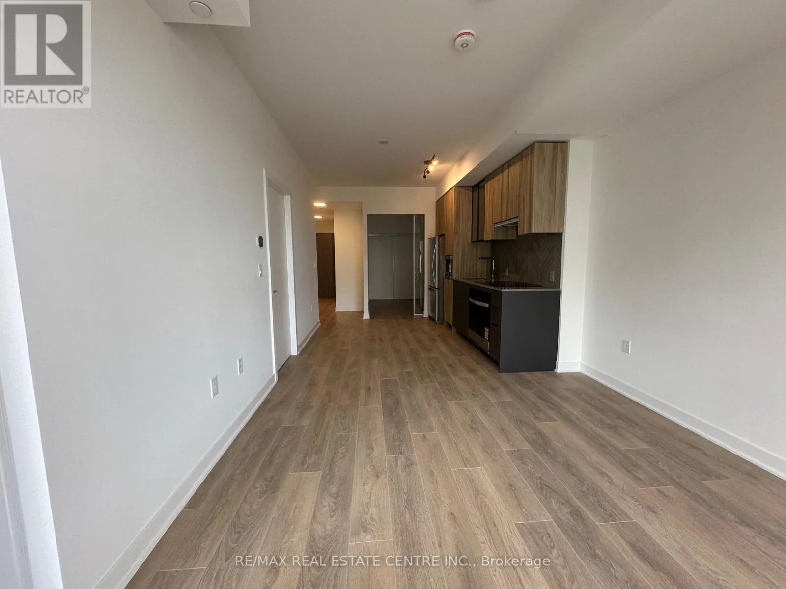 318 - 1037 THE QUEENSWAY