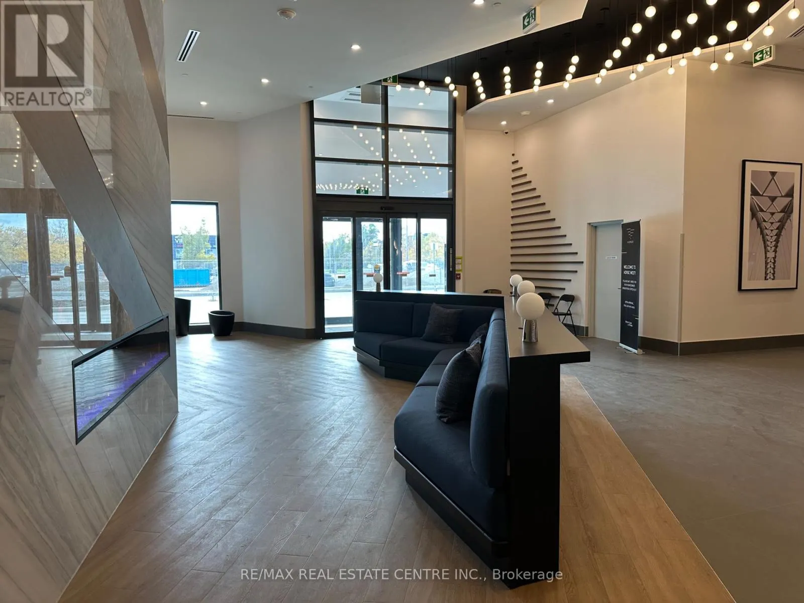 318 - 1037 THE QUEENSWAY