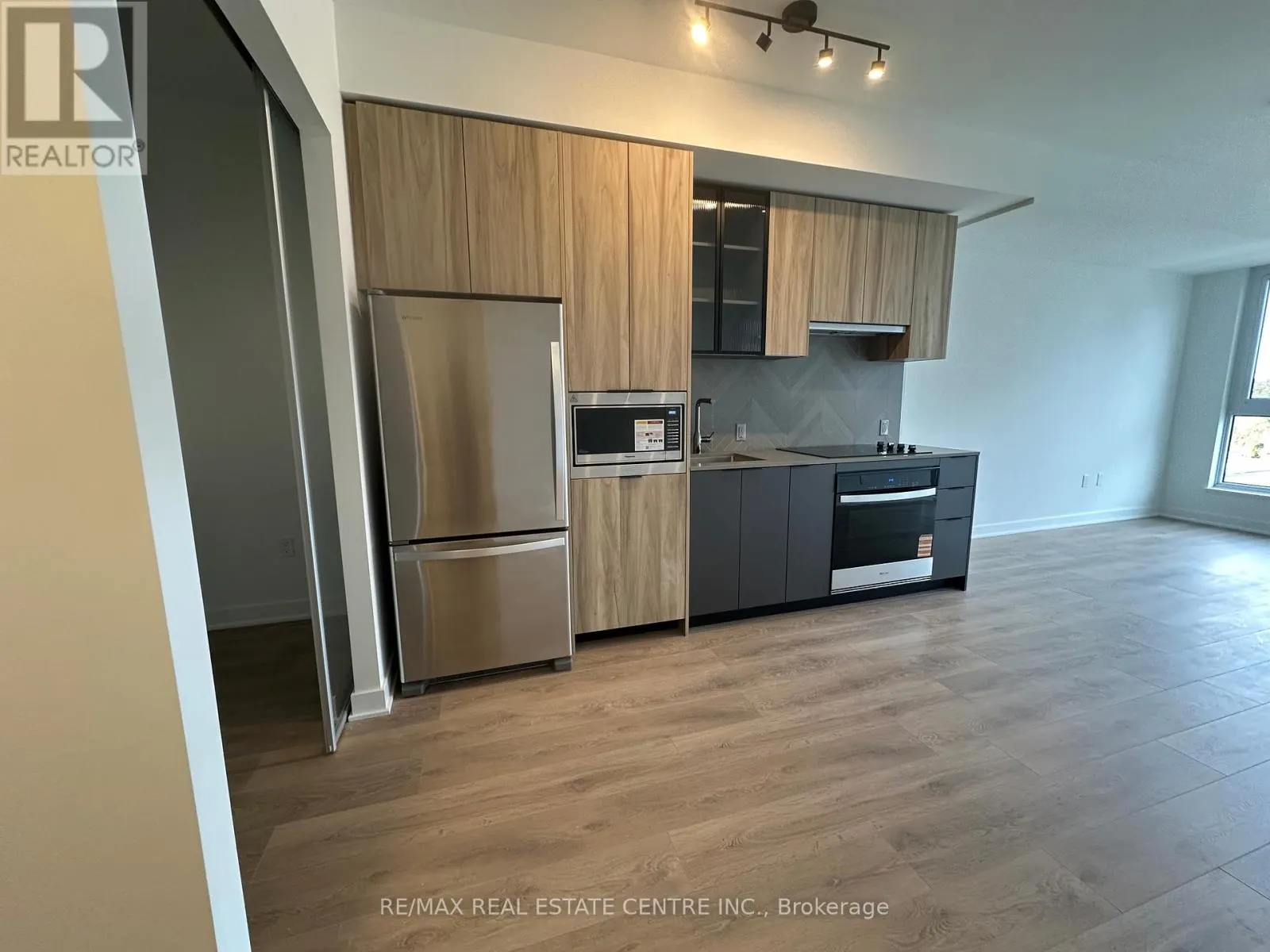 318 - 1037 THE QUEENSWAY