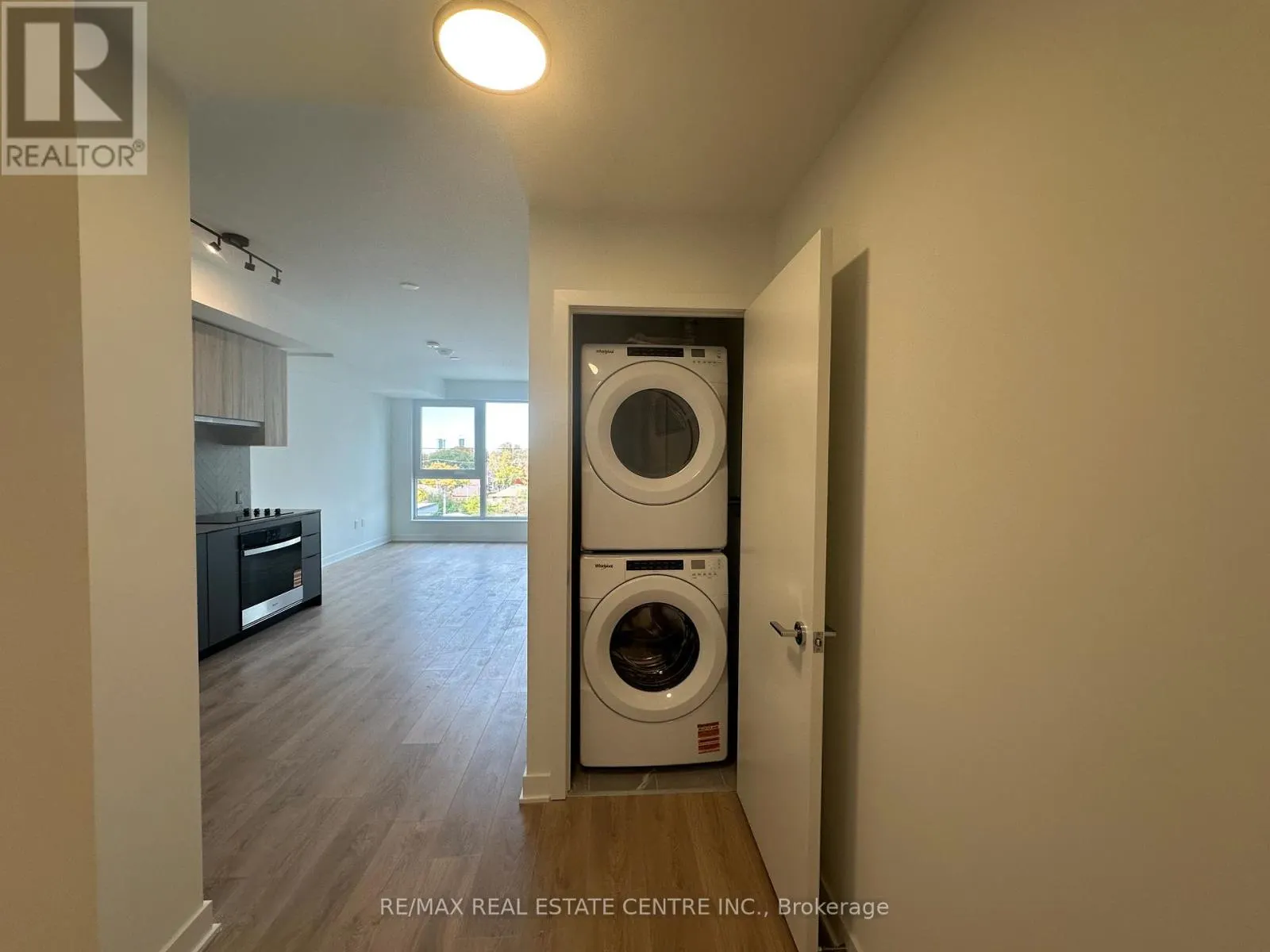 318 - 1037 THE QUEENSWAY