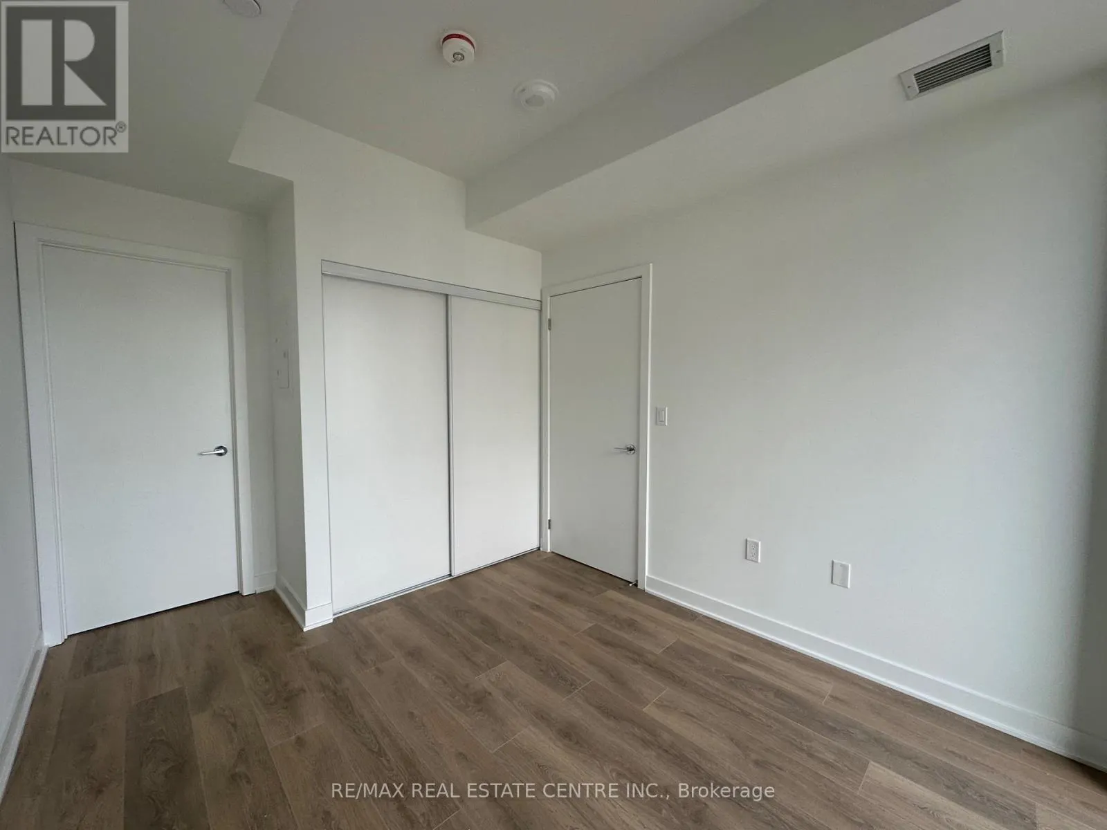 318 - 1037 THE QUEENSWAY