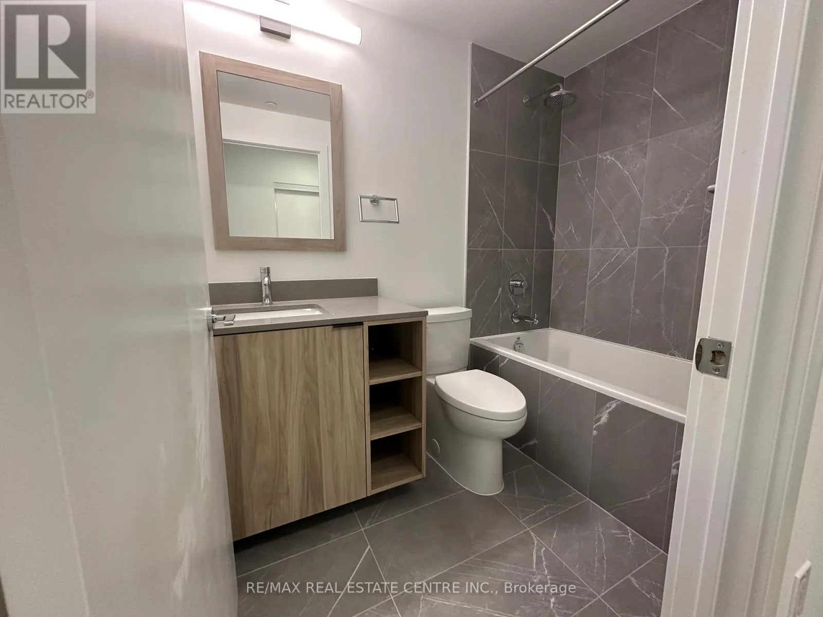 318 - 1037 THE QUEENSWAY