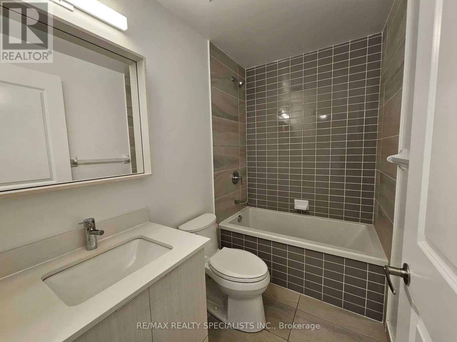 PH 2203 - 4655 METCALFE AVENUE