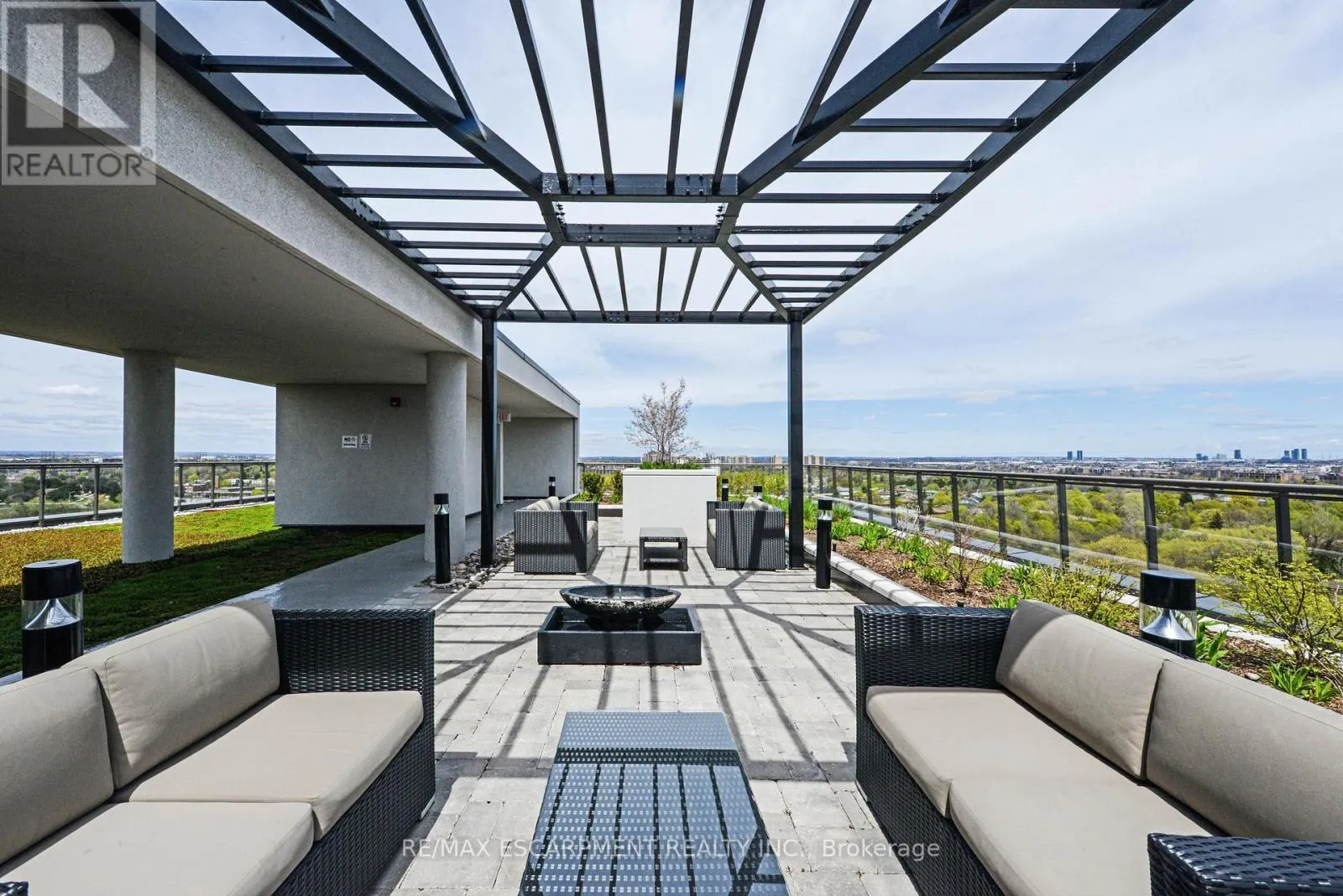 802 - 80 ESTHER LORRIE DRIVE