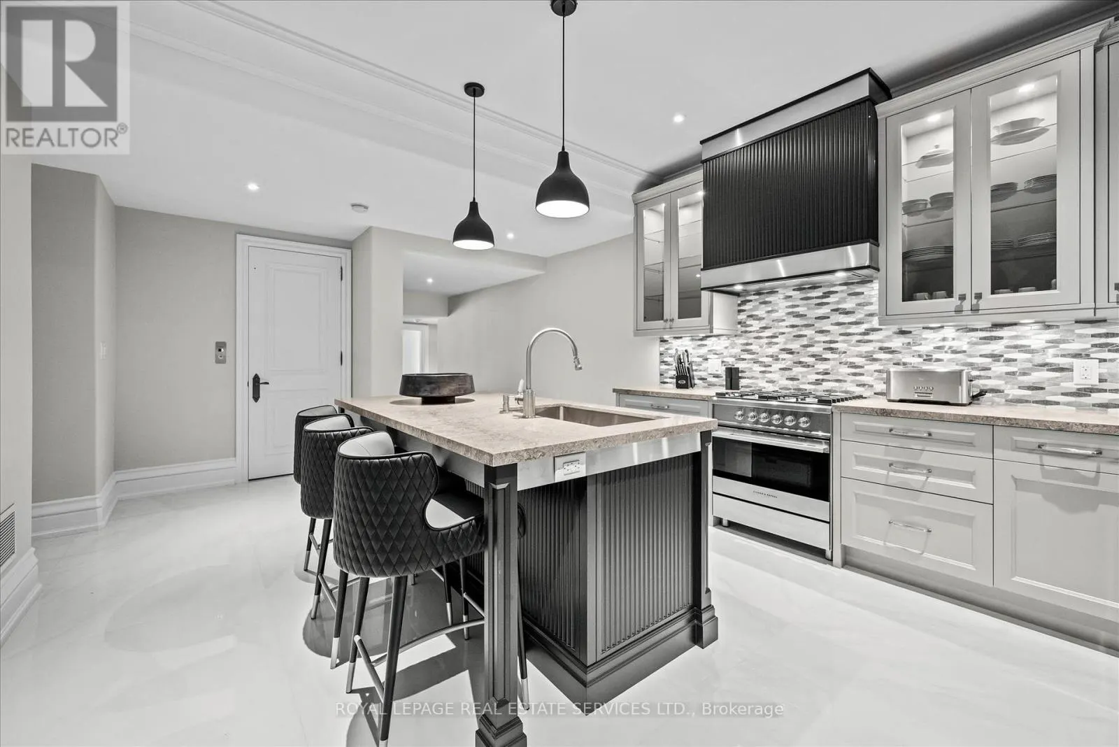 10090 PINEVIEW TRAIL