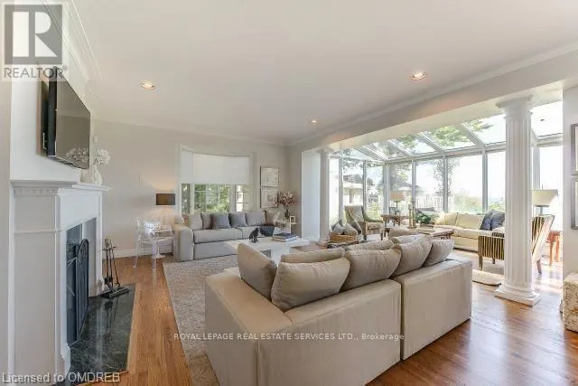 16 ENNISCLARE DRIVE W