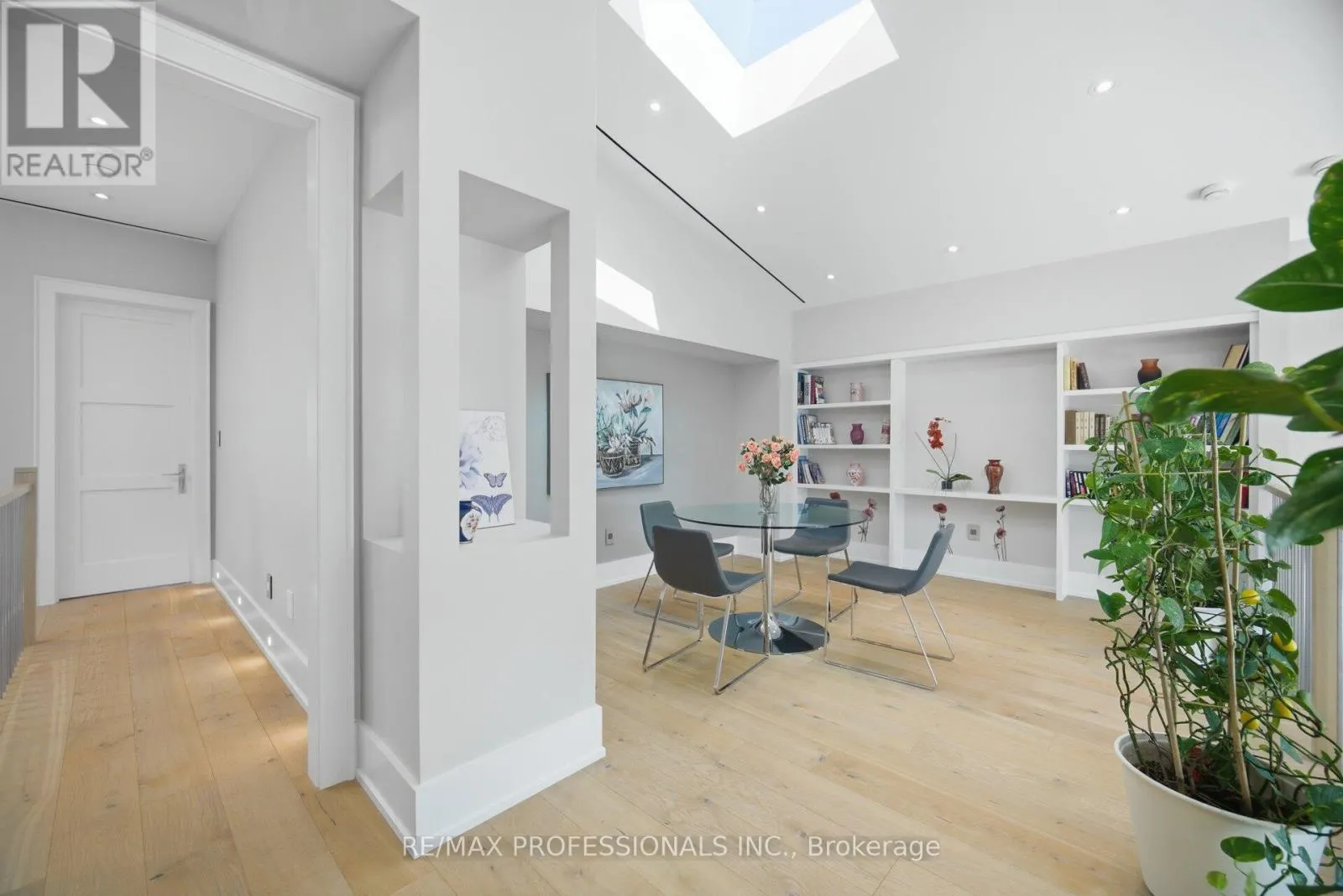 466 THE KINGSWAY