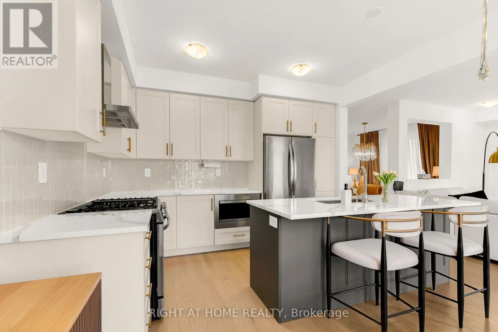 1544 BUTTERCUP COURT