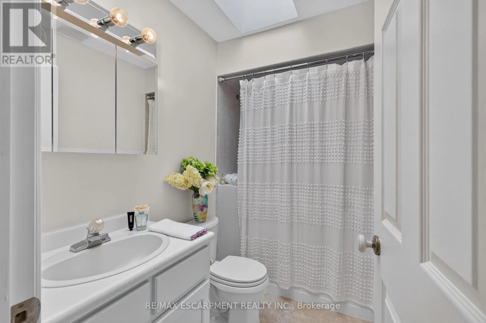 112 FAIRWOOD PLACE W