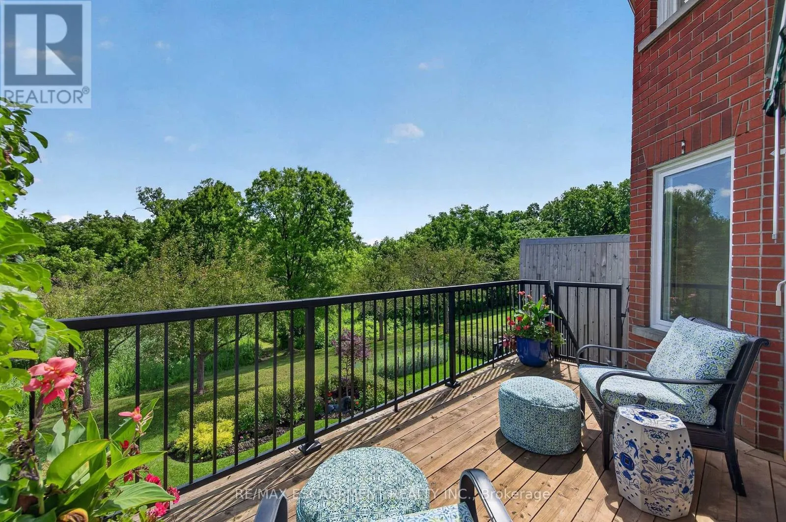 112 FAIRWOOD PLACE W