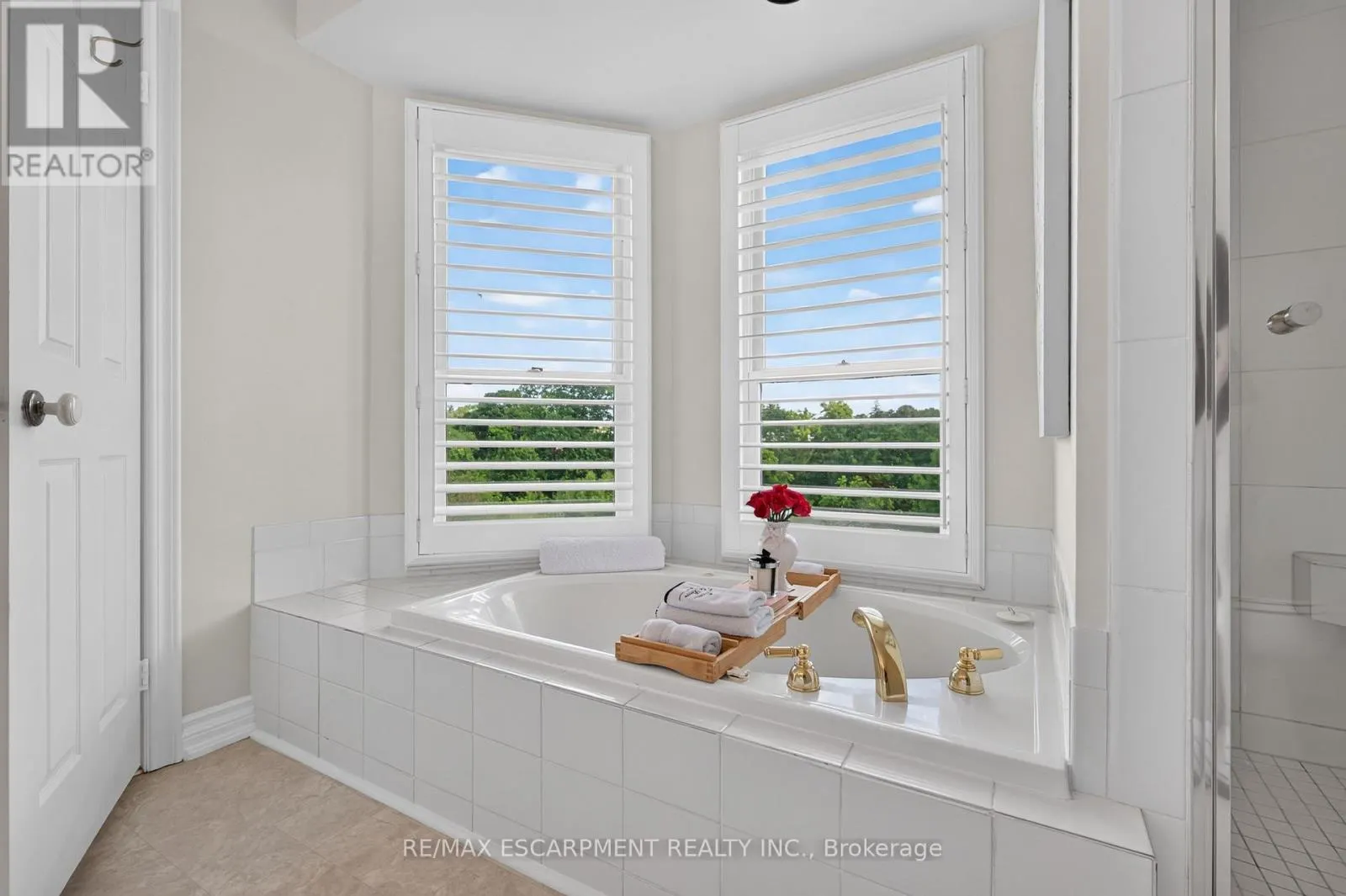 112 FAIRWOOD PLACE W