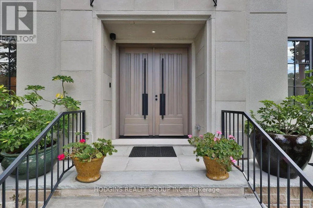 238 MINEOLA ROAD W