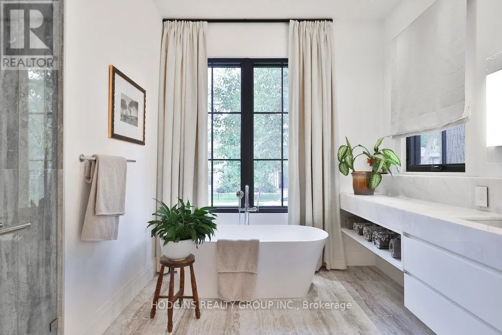 238 MINEOLA ROAD W