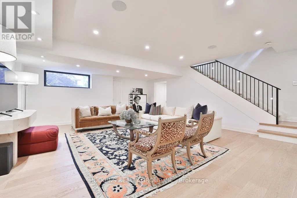 238 MINEOLA ROAD W