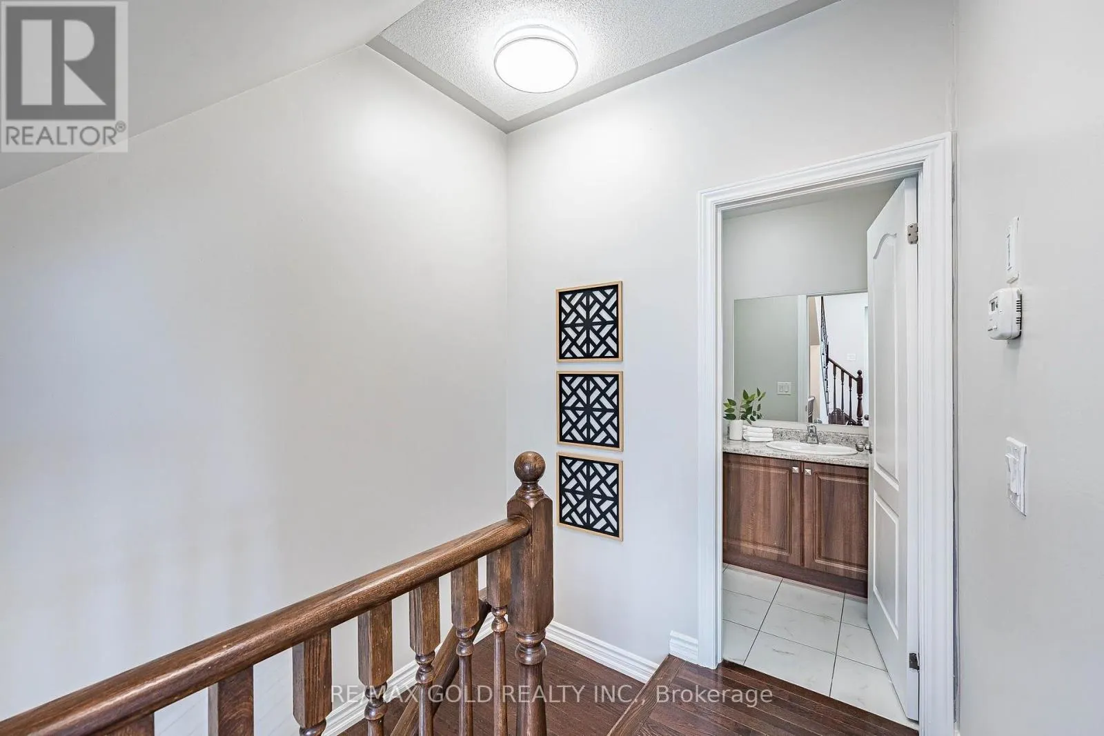 2 COSBURY LANE