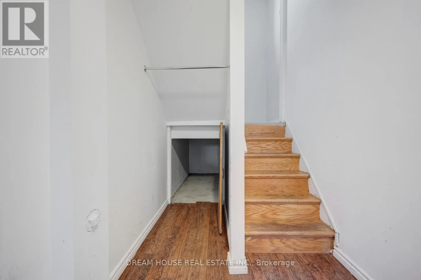 40 HOSKINS SQUARE