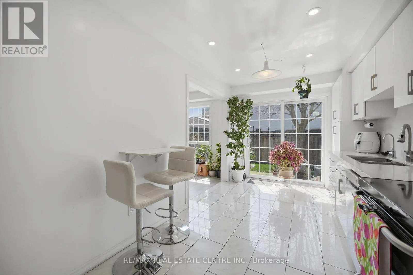 2 - 3 HARTNELL SQUARE