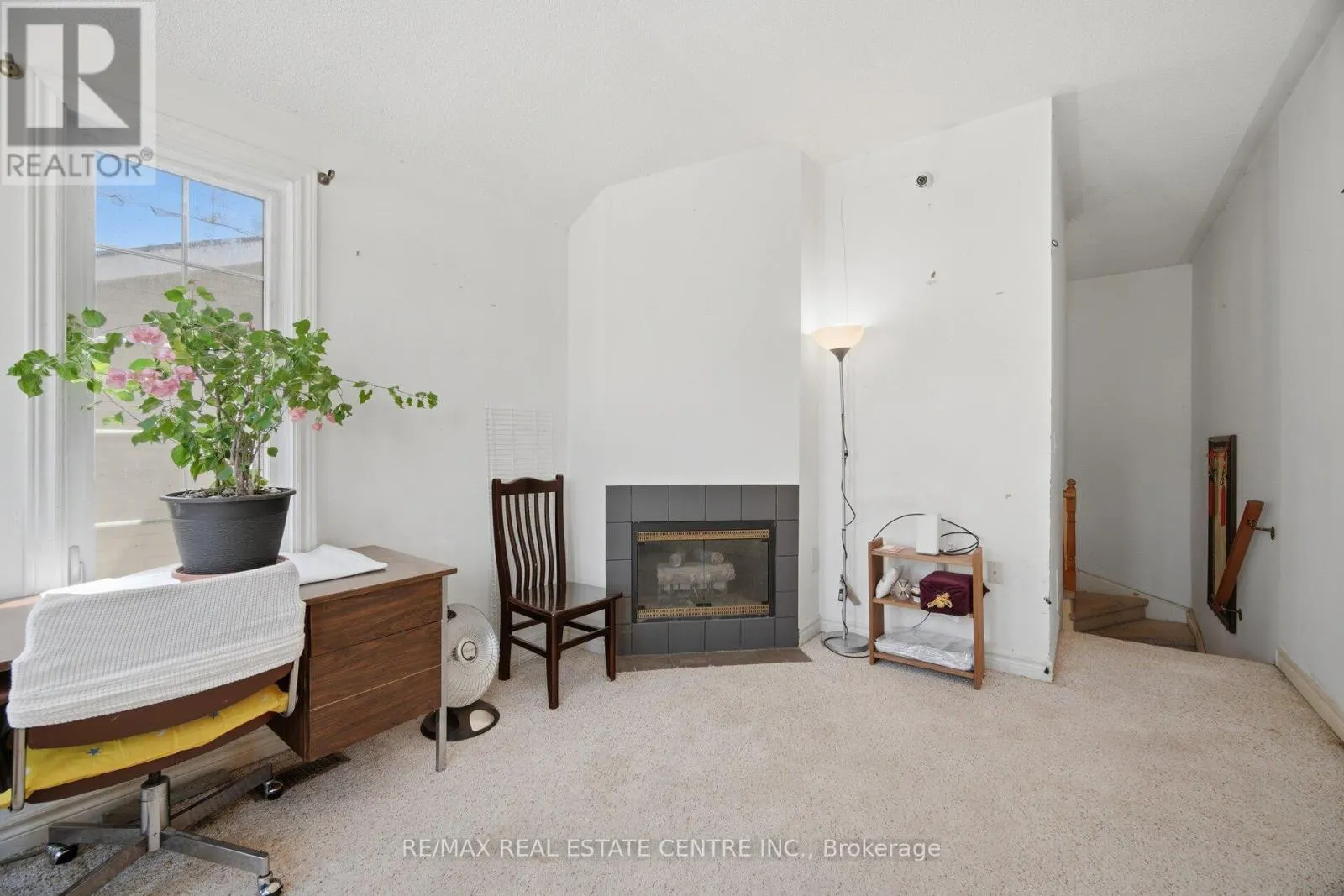 2 - 3 HARTNELL SQUARE