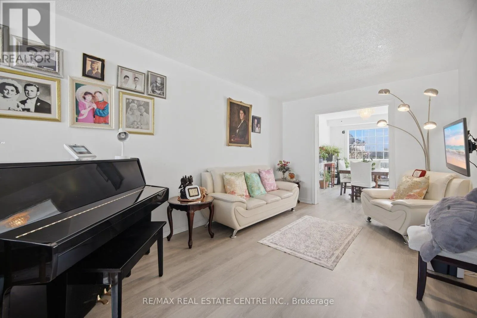 2 - 3 HARTNELL SQUARE