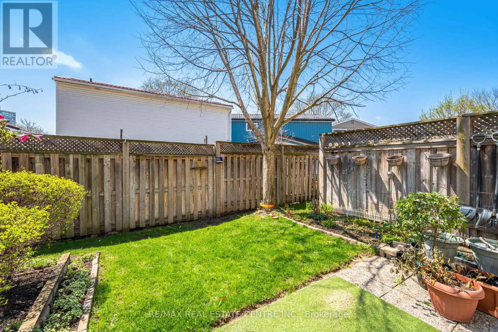 2 - 3 HARTNELL SQUARE