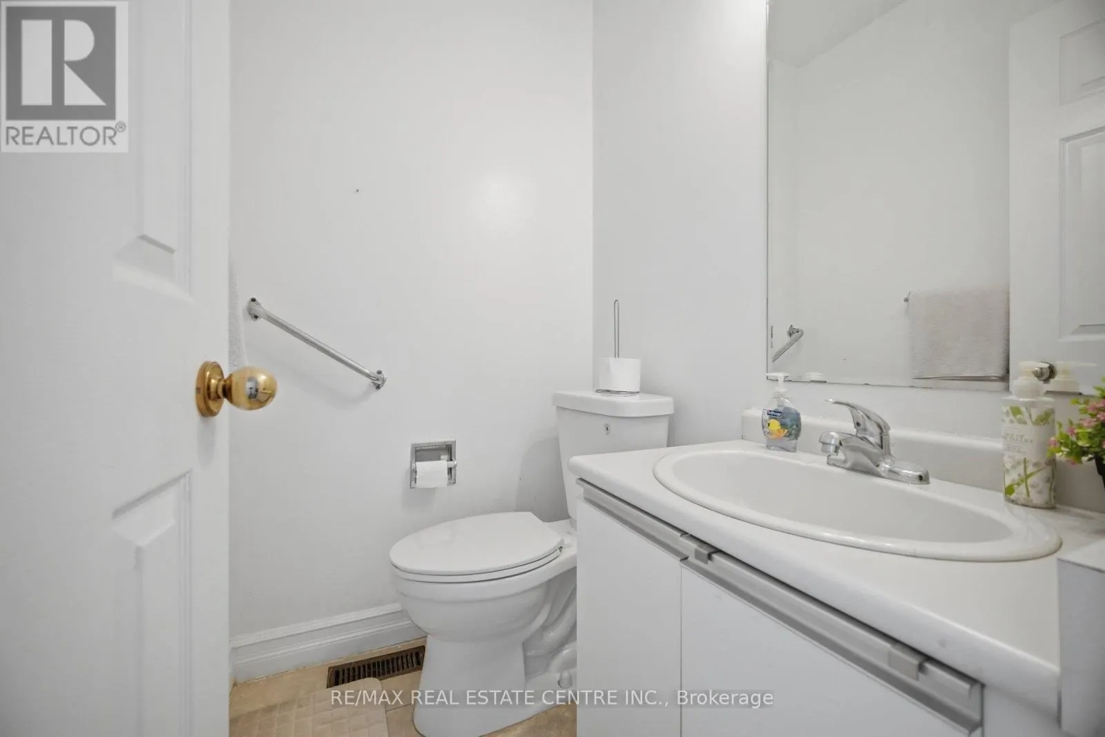 2 - 3 HARTNELL SQUARE