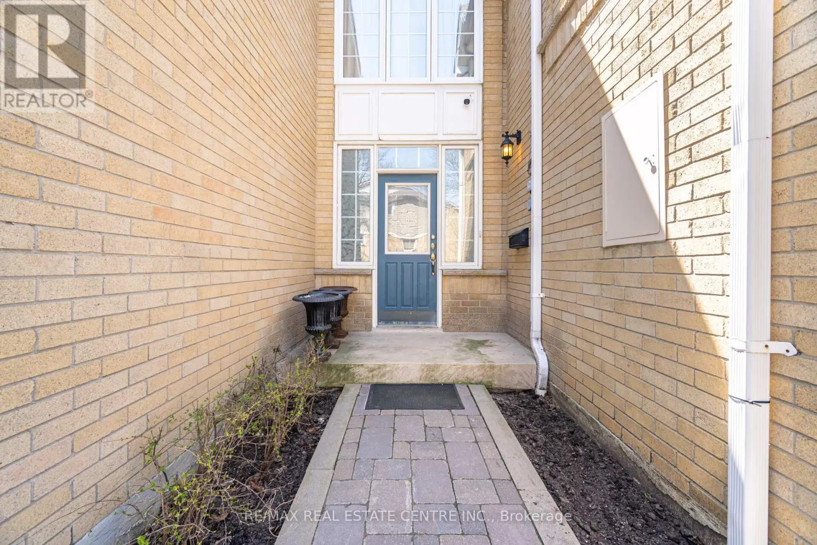 2 - 3 HARTNELL SQUARE
