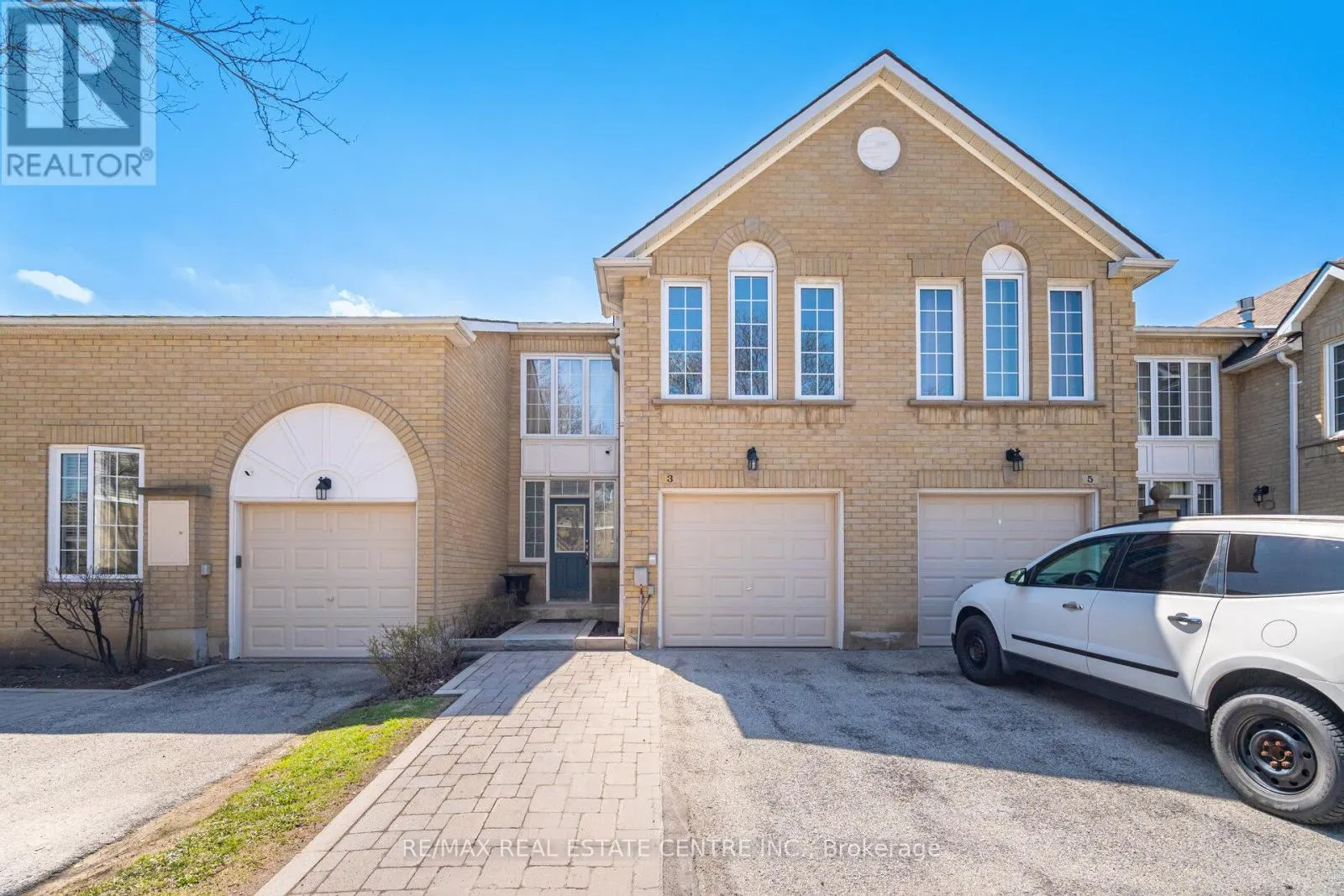 2 - 3 HARTNELL SQUARE