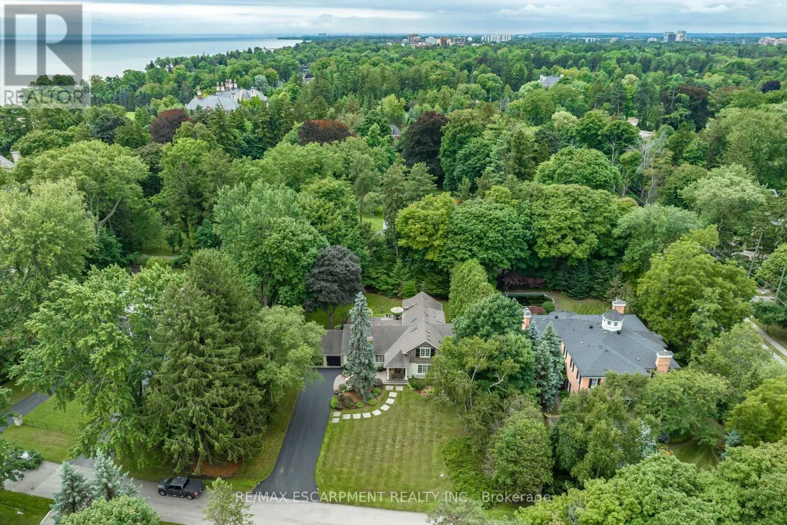 7 COLONIAL CRESCENT