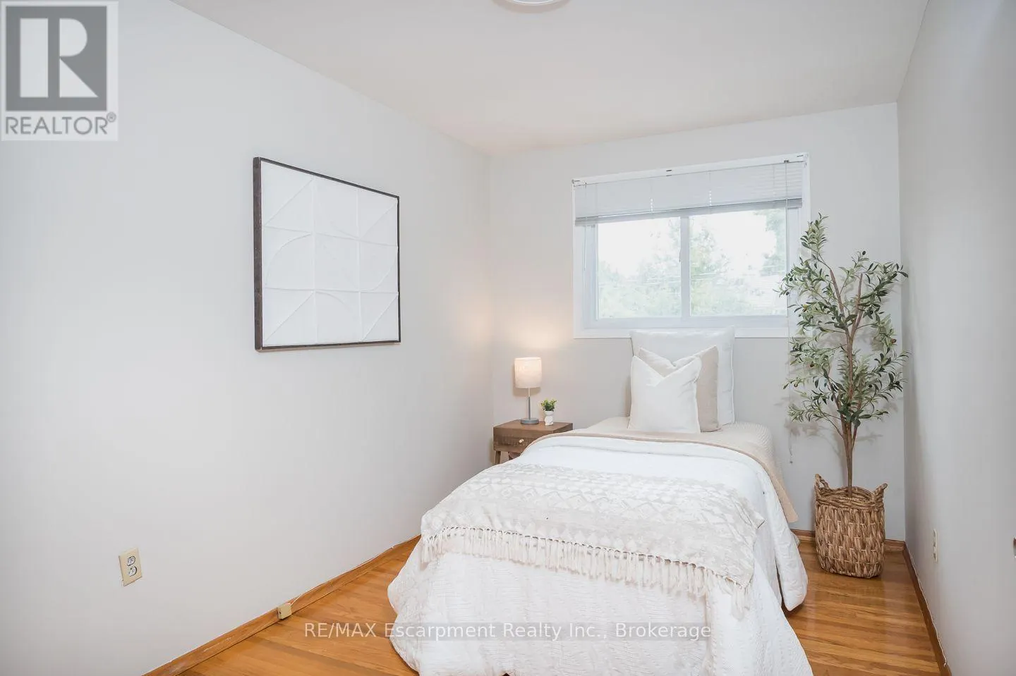 1237 REDBANK CRESCENT
