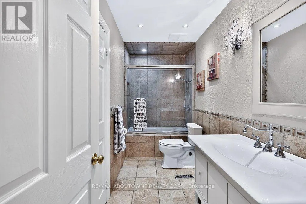 324 OAKRIDGE COURT