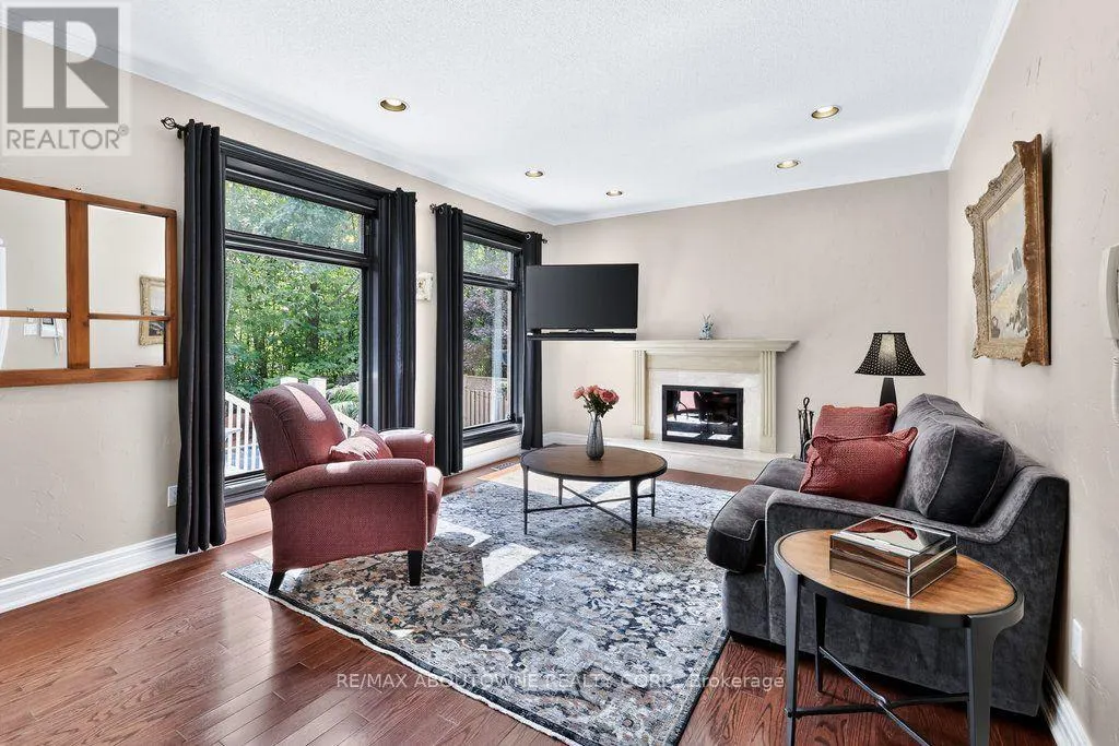 324 OAKRIDGE COURT