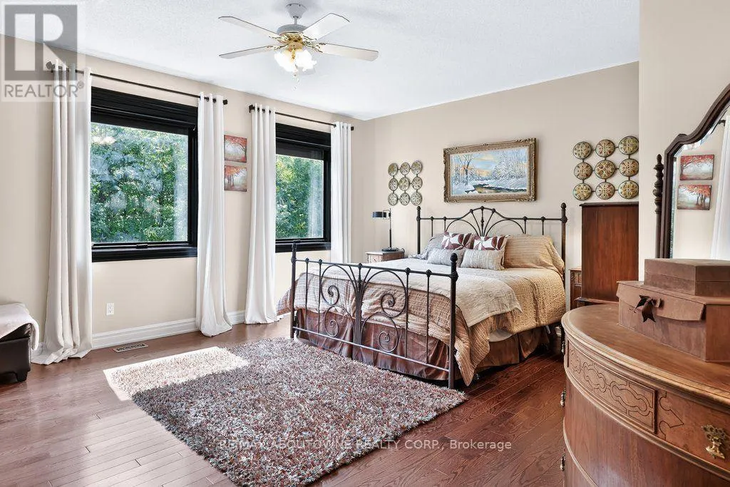 324 OAKRIDGE COURT
