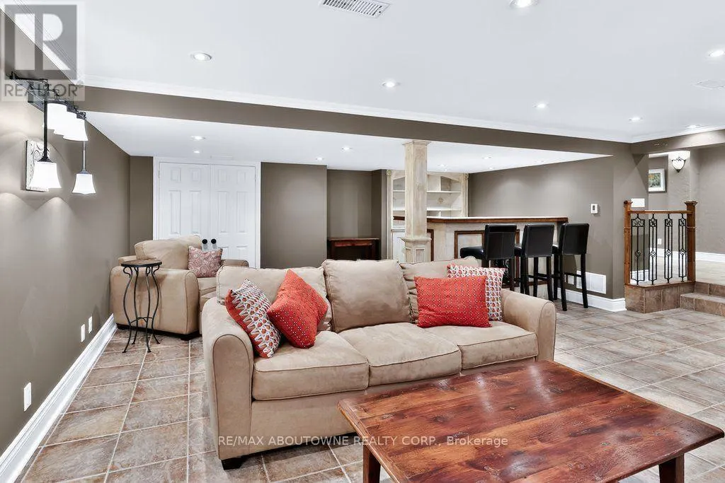 324 OAKRIDGE COURT