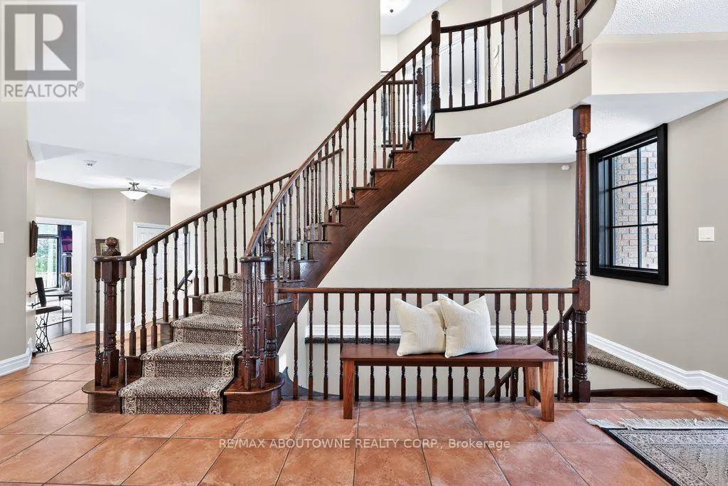 324 OAKRIDGE COURT