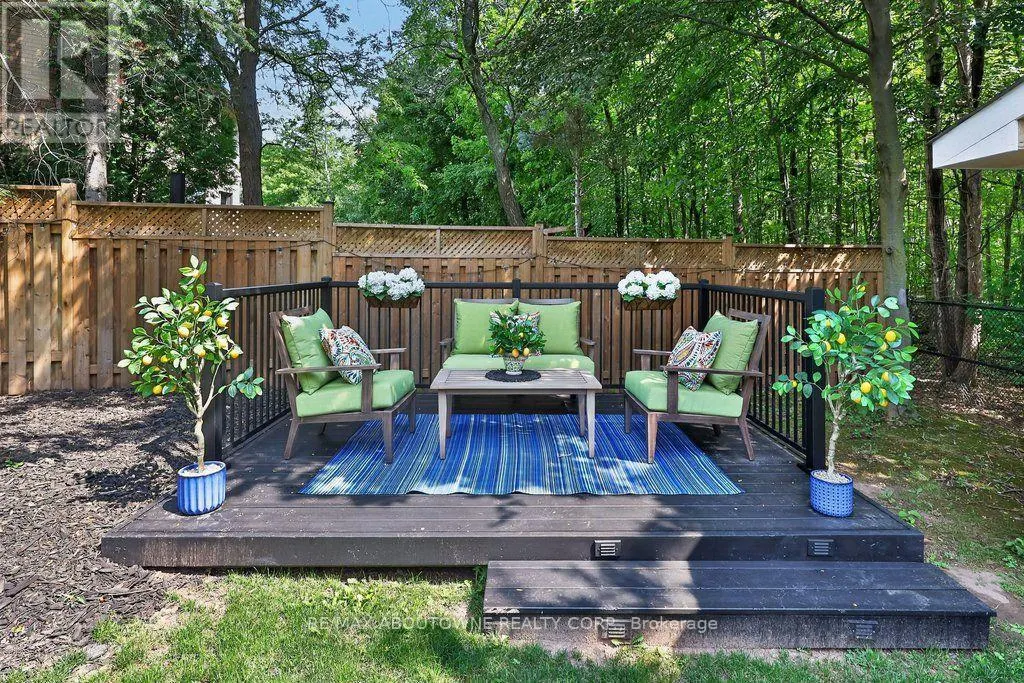 324 OAKRIDGE COURT