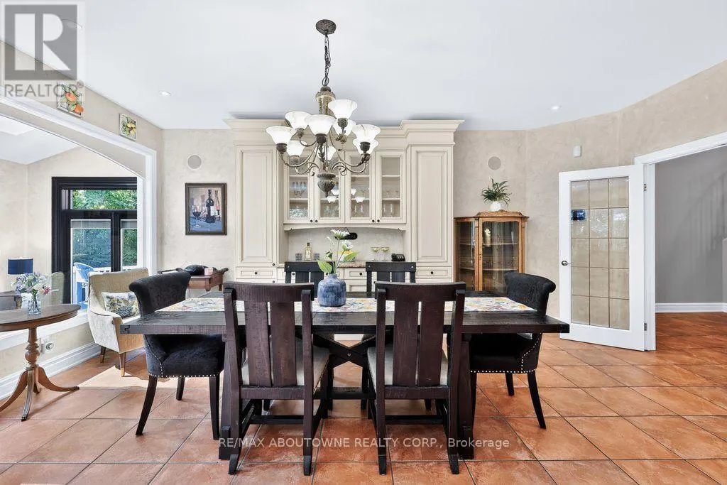 324 OAKRIDGE COURT