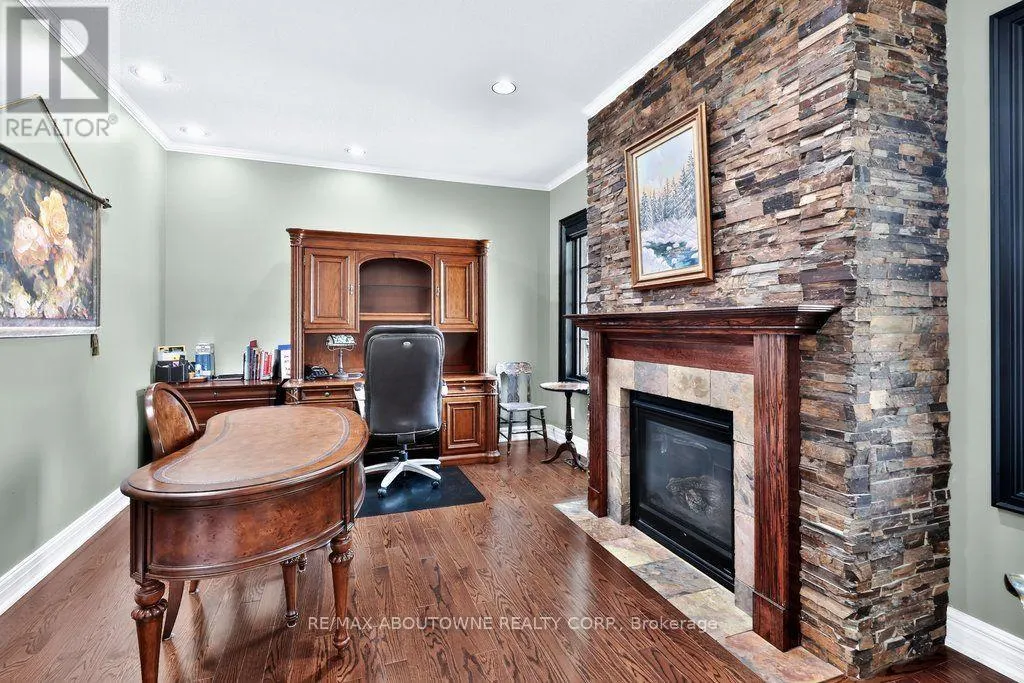 324 OAKRIDGE COURT