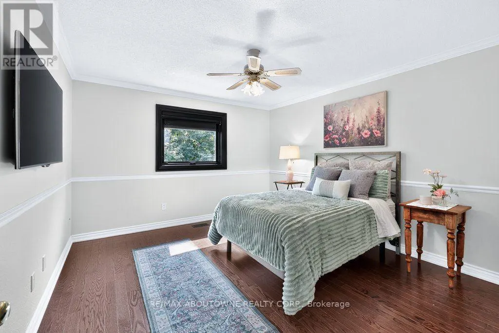 324 OAKRIDGE COURT