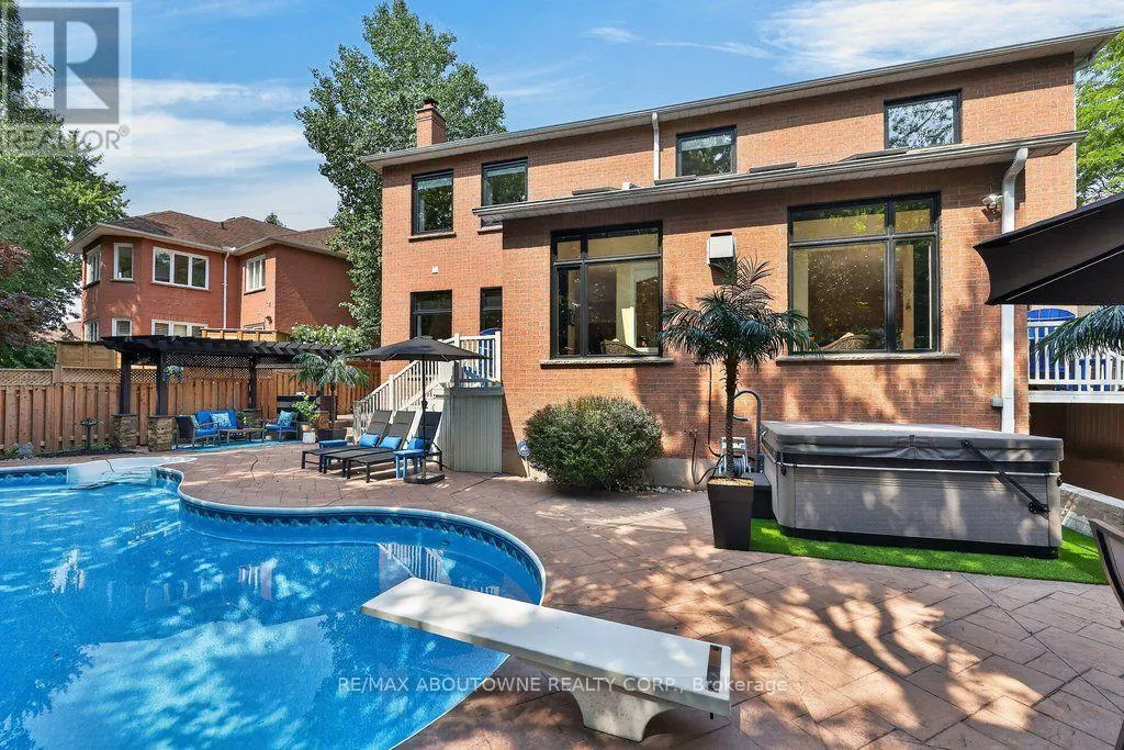 324 OAKRIDGE COURT
