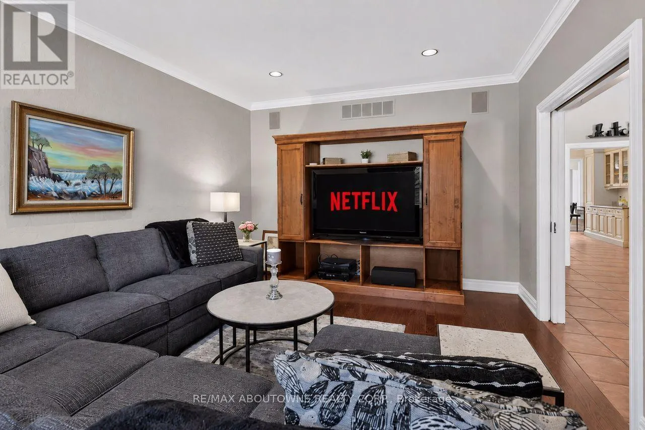 324 OAKRIDGE COURT