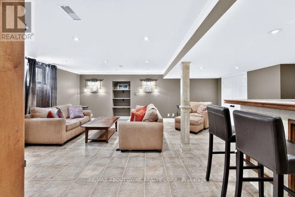324 OAKRIDGE COURT