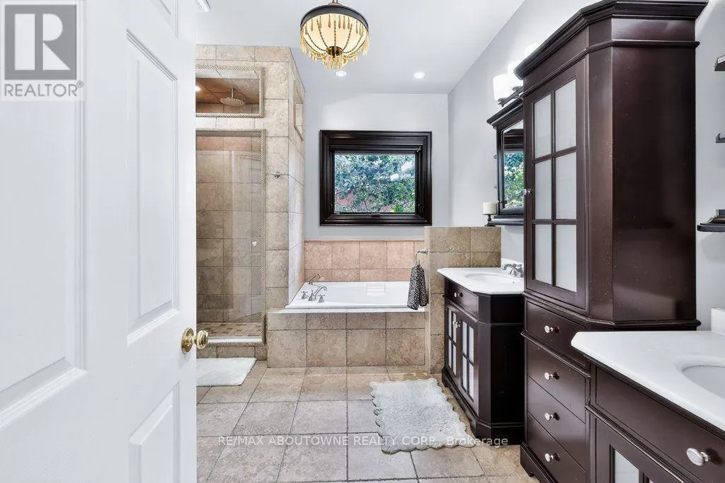 324 OAKRIDGE COURT