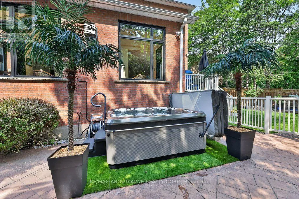324 OAKRIDGE COURT